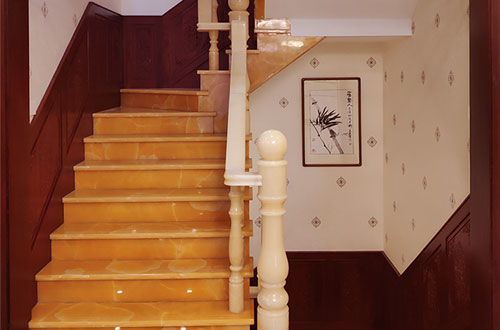 伊犁中式别墅室内汉白玉石楼梯的定制安装装饰效果